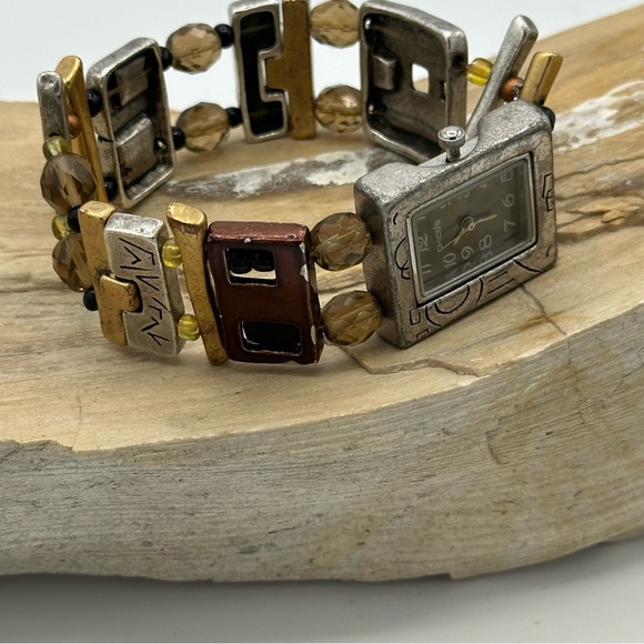 Fashion watches 4pcs, Chicos, Trendz, Geneva, and Armitron.Need batteries.(210) - Picture 14 of 16